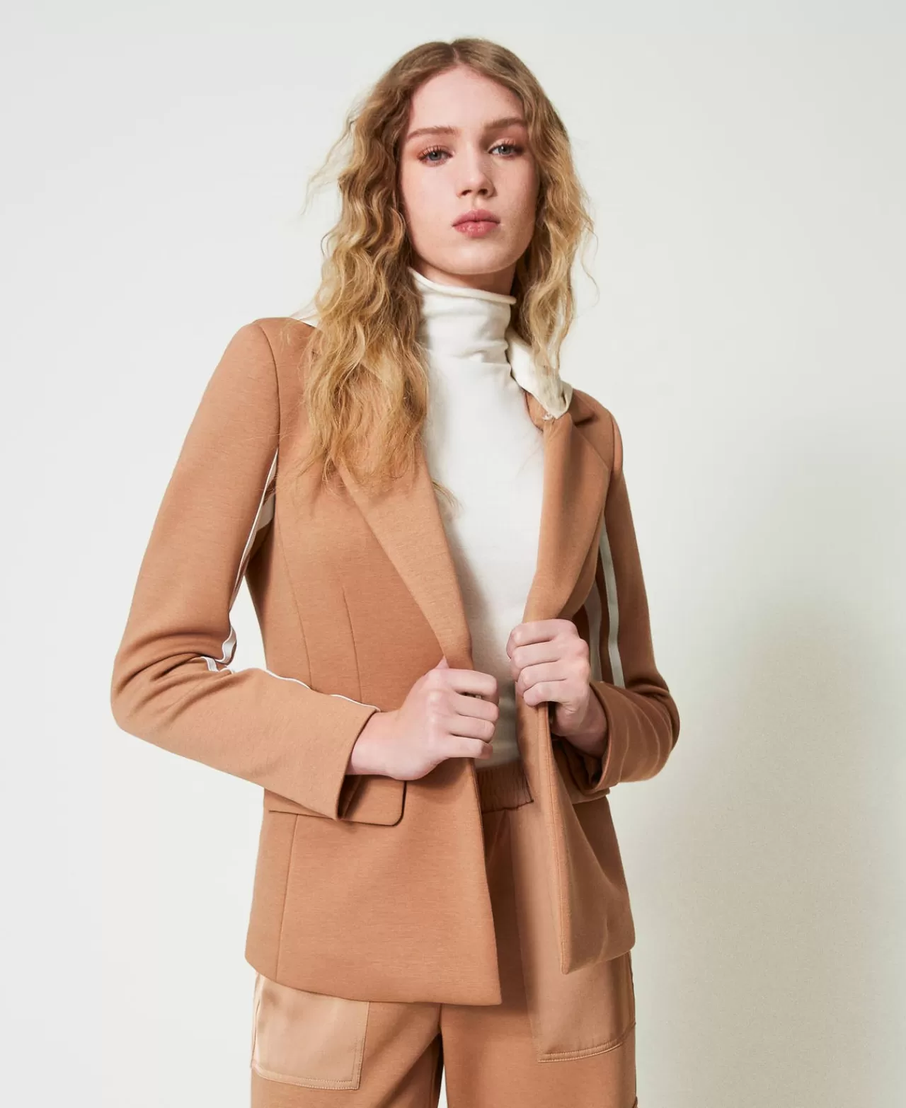 Giacche E Piumini | Blazer | TWINSET Milano Giacca Blazer In Tessuto Scuba Con Cappuccio Bicolor Caramel Camel / Madreperla