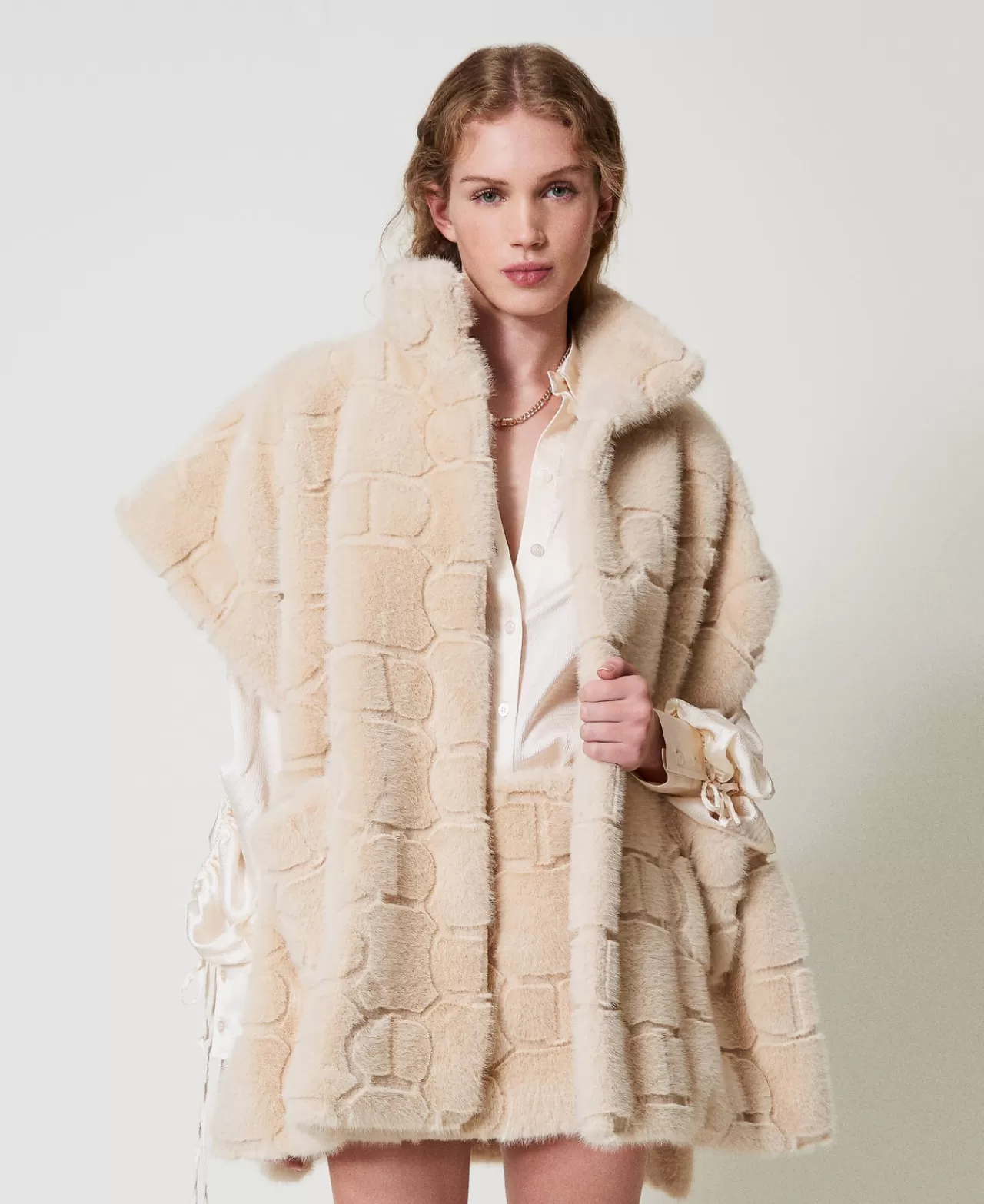 Poncho | TWINSET Milano Poncho In Faux Fur Con Logo Bianco "White Cream"