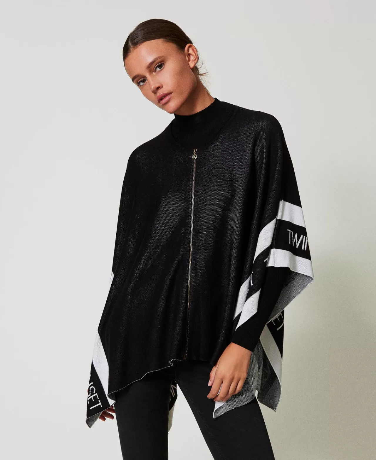 Poncho | TWINSET Milano Poncho In Maglia Jacquard Con Logo Nero